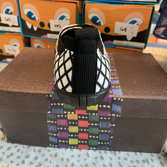 Berni Mev Stylish Black and White Cuddly K Kids Shoes size 13.5 girls NIB - Picture 4 of 4